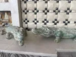 مجسمه تمساح سنگی
