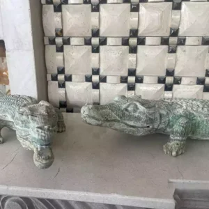 مجسمه تمساح سنگی