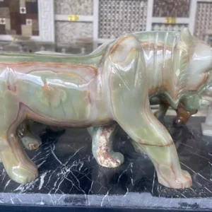 مجسمه شیر سنگی