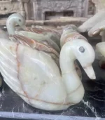 مجسمه قو سنگی