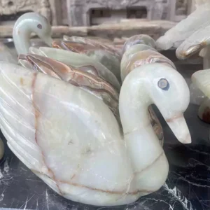 مجسمه قو سنگی