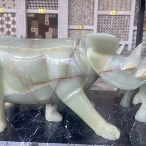 مجسمه کرگدن سنگی
