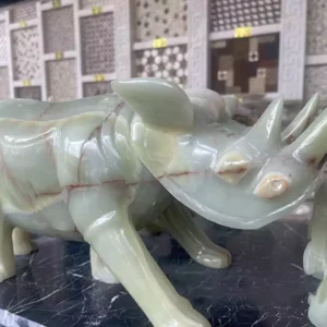 مجسمه کرگدن سنگی