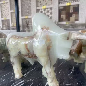 مجسمه گاو میش سنگی